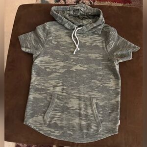 Hollister Short Sleeve Hooded Pullover in Olive Camo Sz M